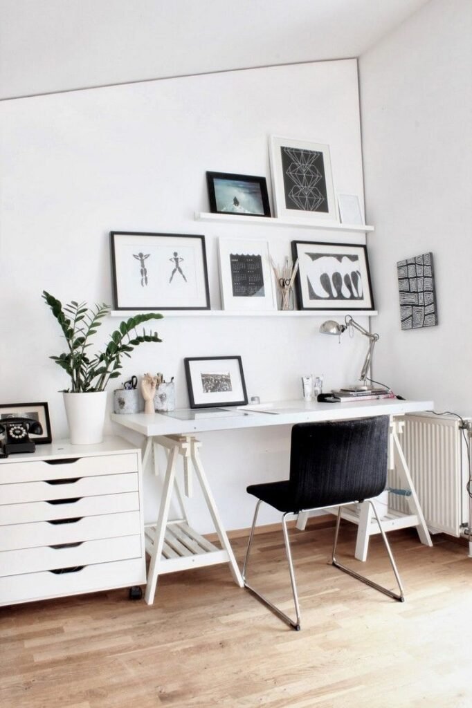 Bureau aesthetic blanc avec cadres