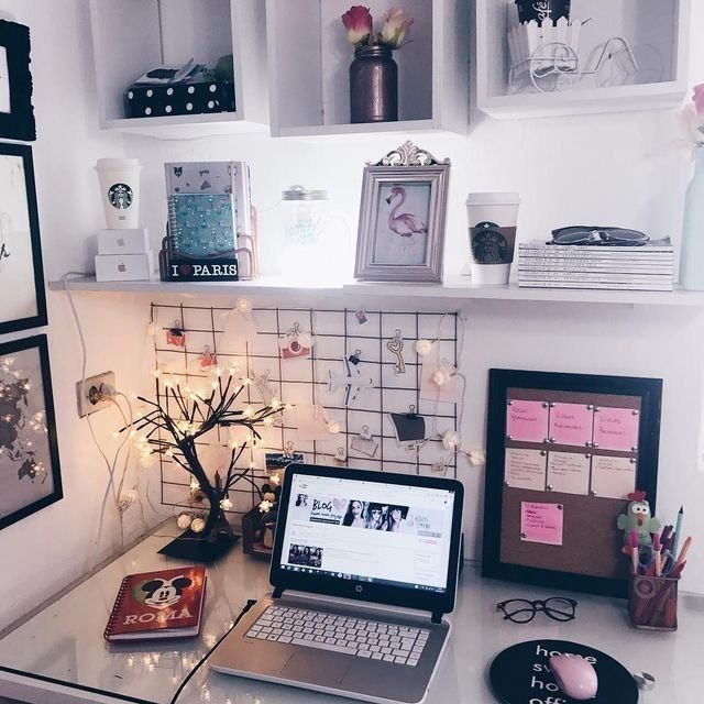 Bureau aesthetic guirlandes et couleurs blanches