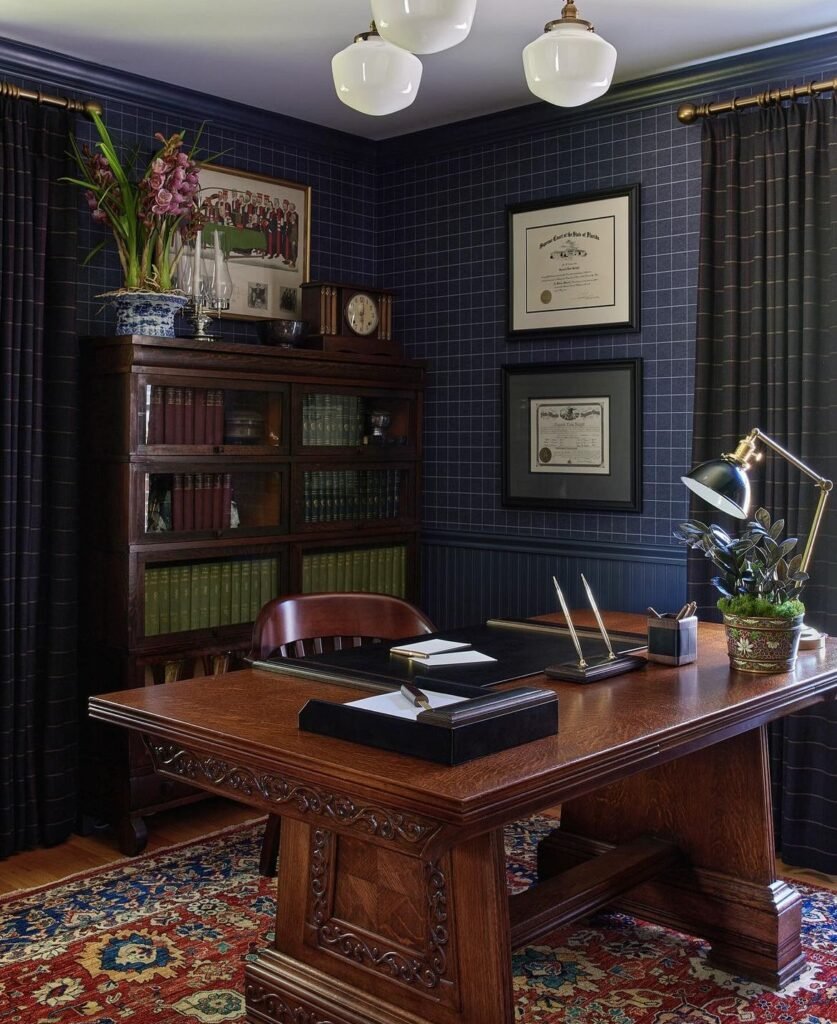 Bureau anglais bleu marine et bois