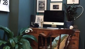 Bureau avec cadres et plantes vertes vintage