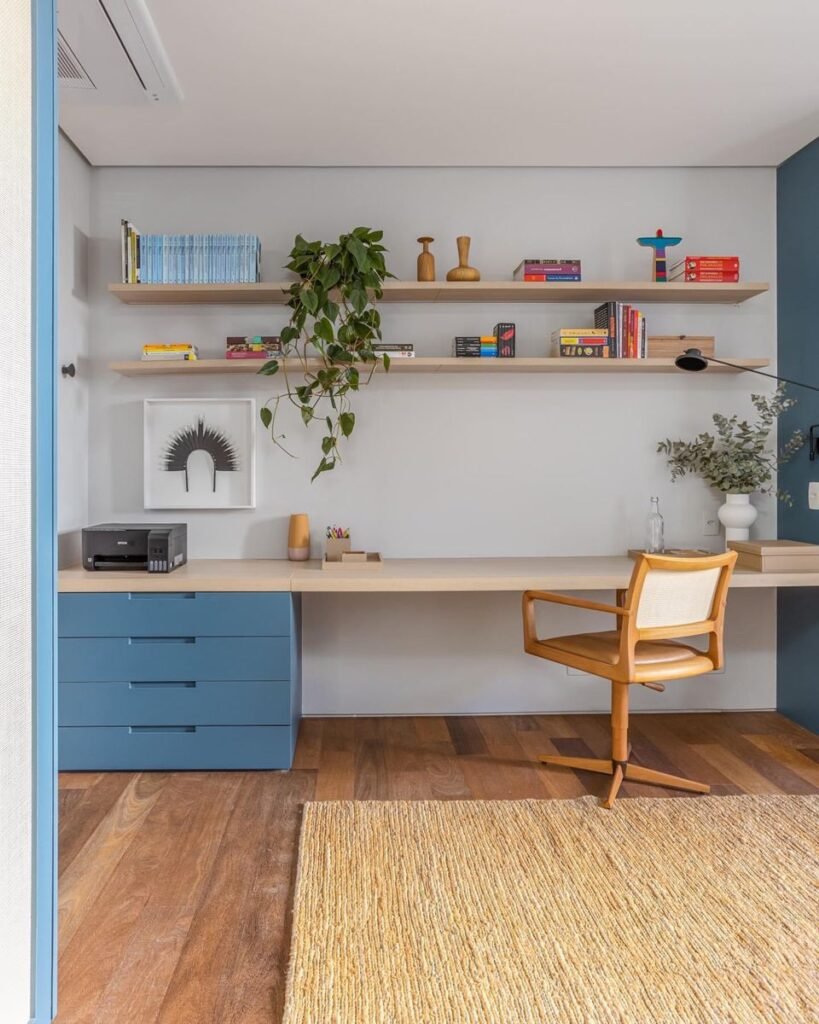 Bureau neutre avec des tons bleus bien rangé avec plante