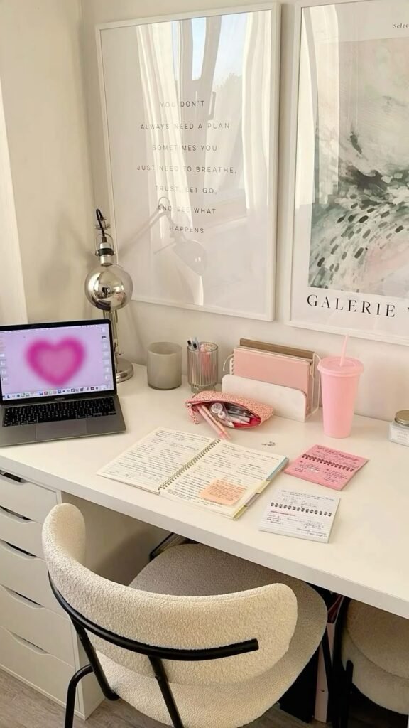 Bureau clean girl aesthetic rose et blanc