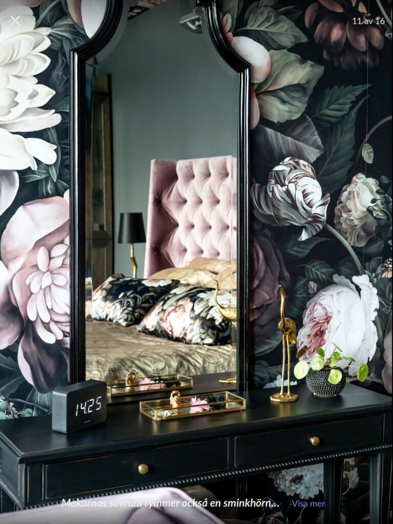 Bureau coiffeuse avec papier peint fleuri baroque