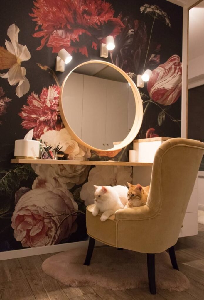 Bureau coiffeuse avec papier peint fleuri rose et chats