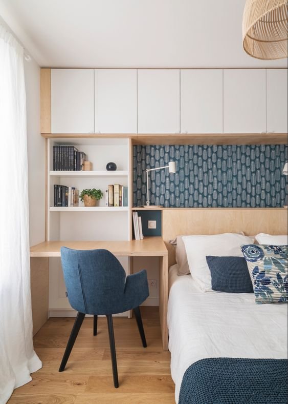 Bureau dans chambre a cote d une fenetre