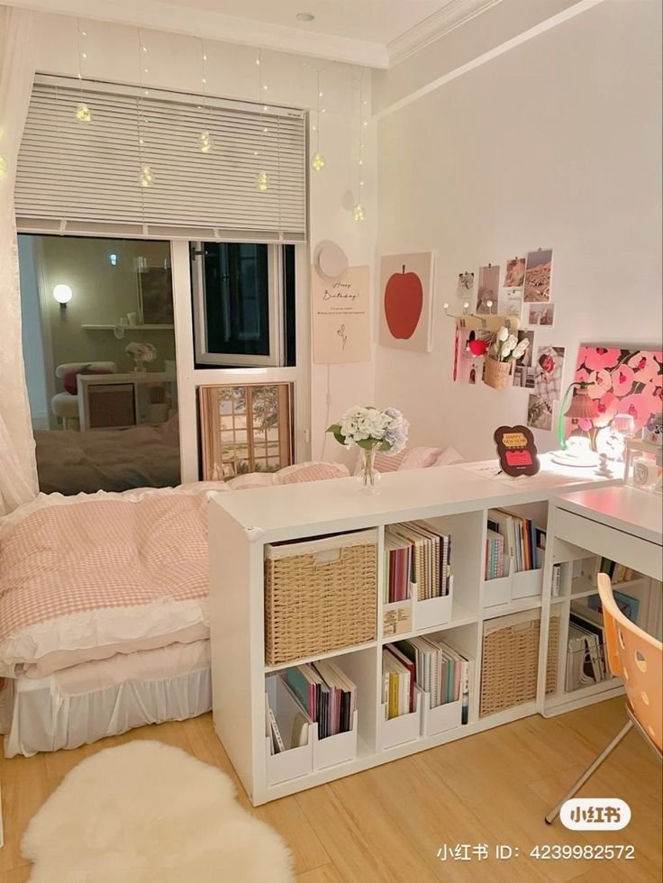 Bureau dans chambre a cote du lit style aesthetic