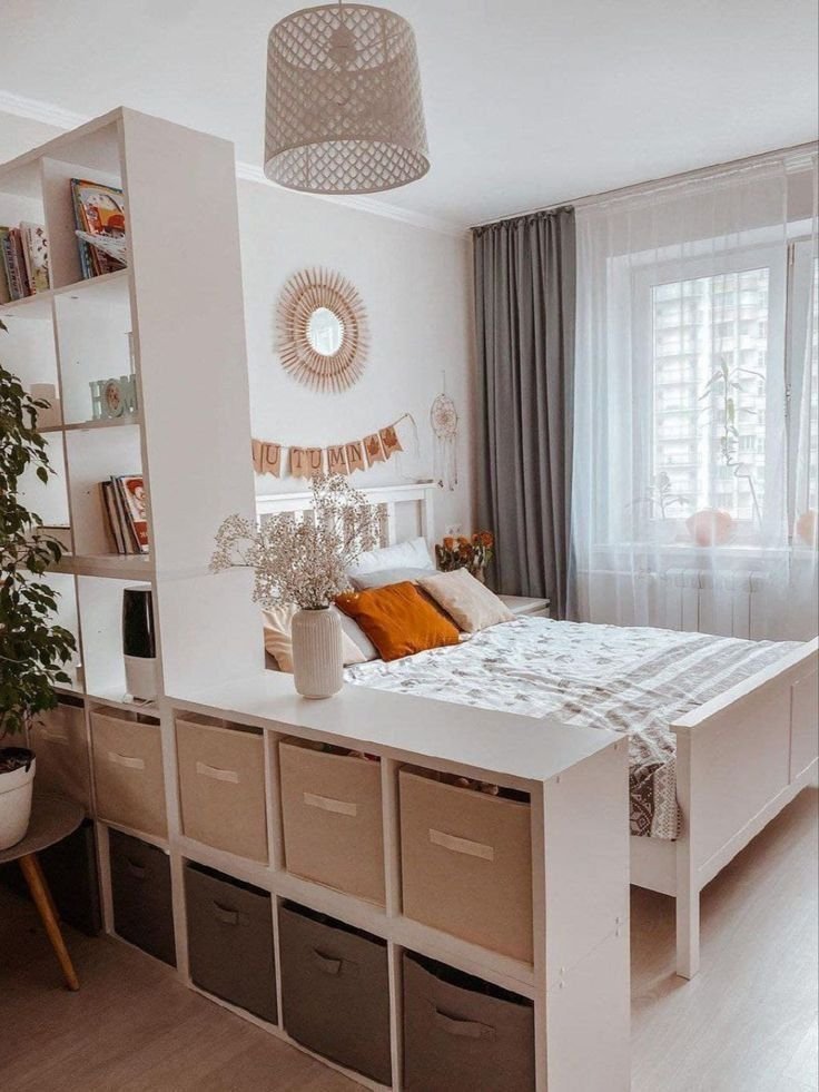 Bureau dans chambre cache par etageres