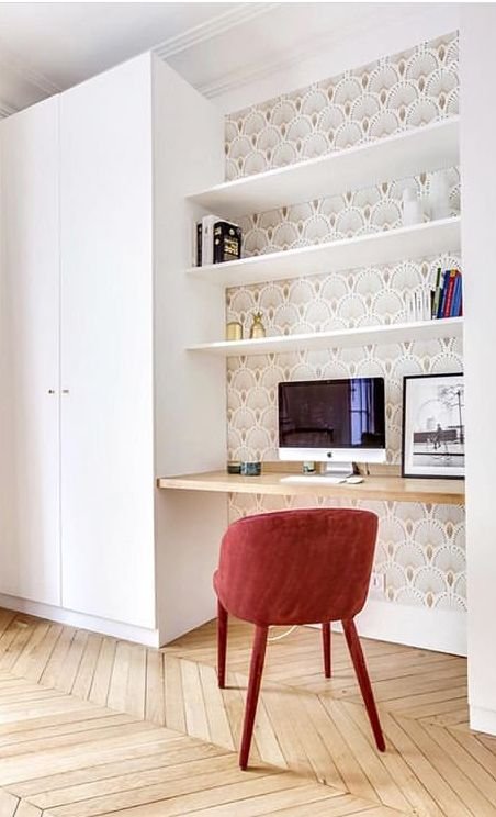 Bureau dans chambre integre au dressing avec papier peint noir et blanc