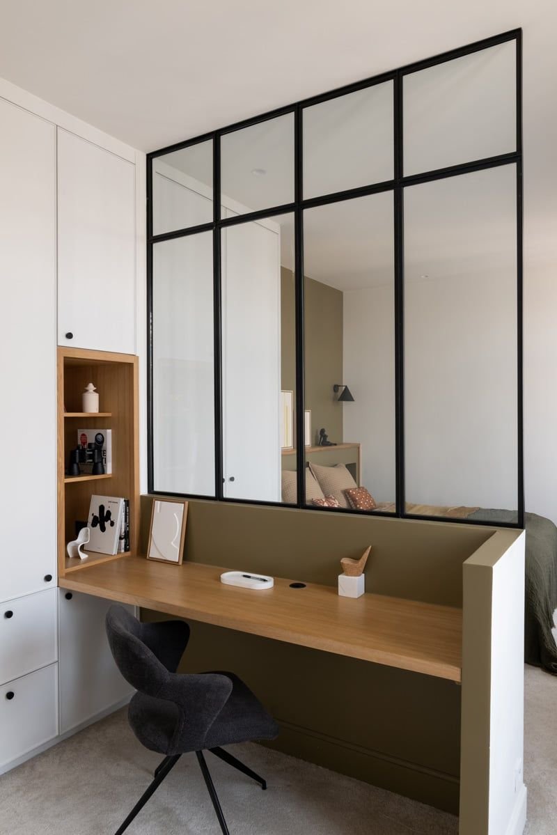 Bureau dans chambre separe par une verriere bois et vert