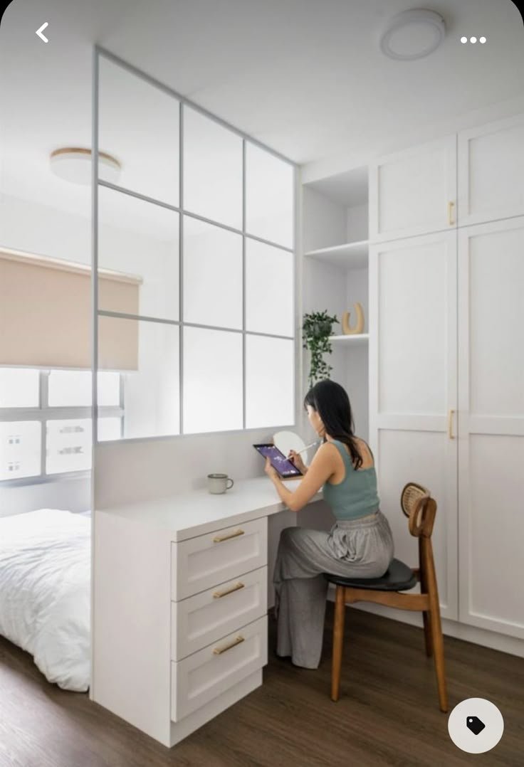 Bureau dans chambre separe par verriere