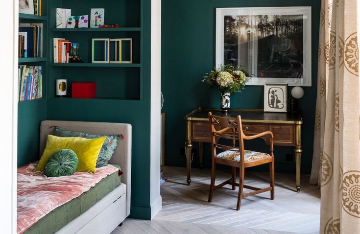 Bureau dans chambre vert emeraude avec bureau ancien