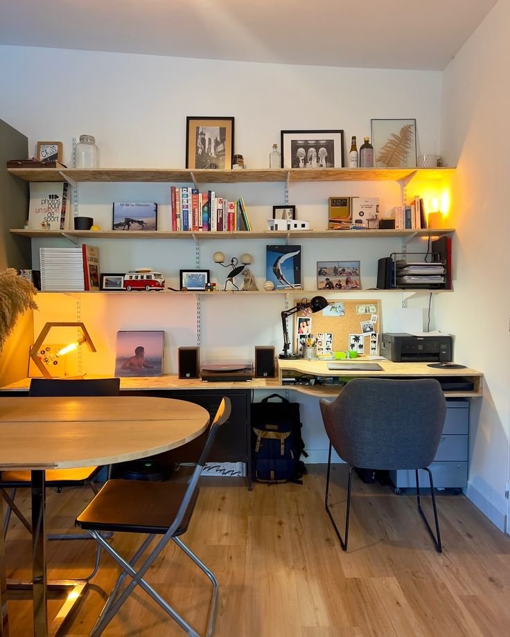 Bureau style industriel avec etageres et objets