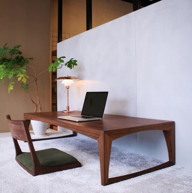Bureau japonais au sol minimaliste blanc