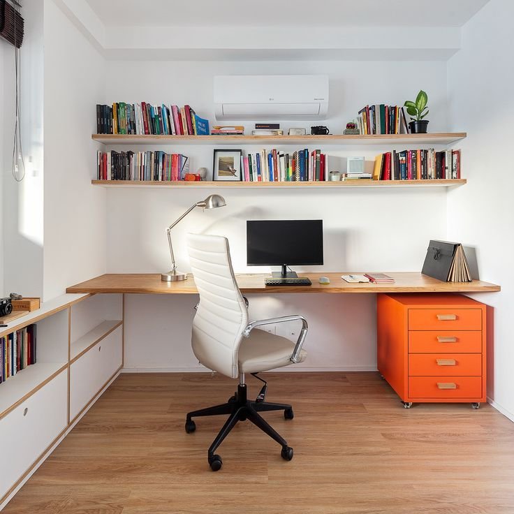 Bureau neutre avec du orange minimaliste et épuré