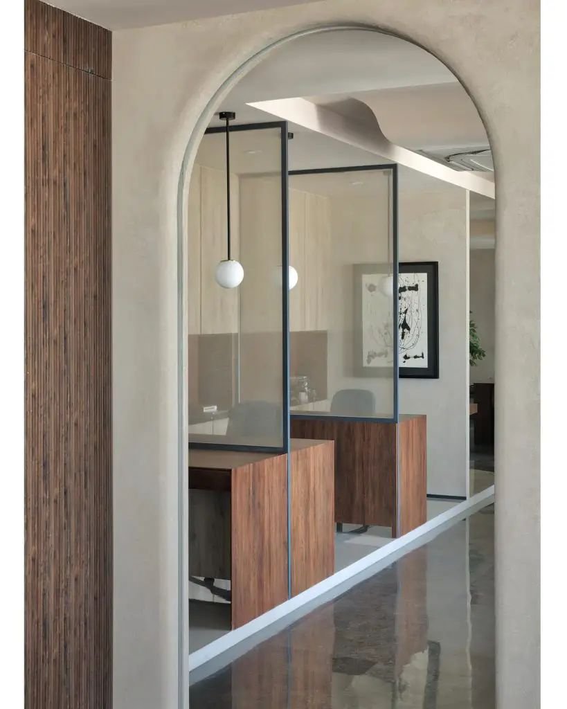 Bureau professionnel style zen bois sombre et verre
