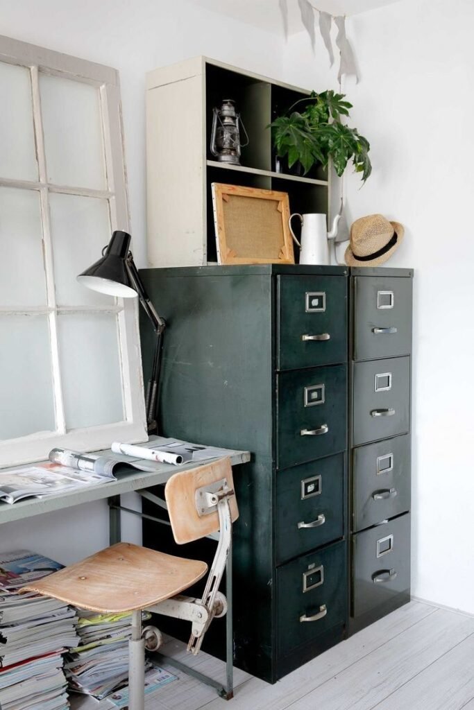 Bureau style industriel avec meuble classeur en metal