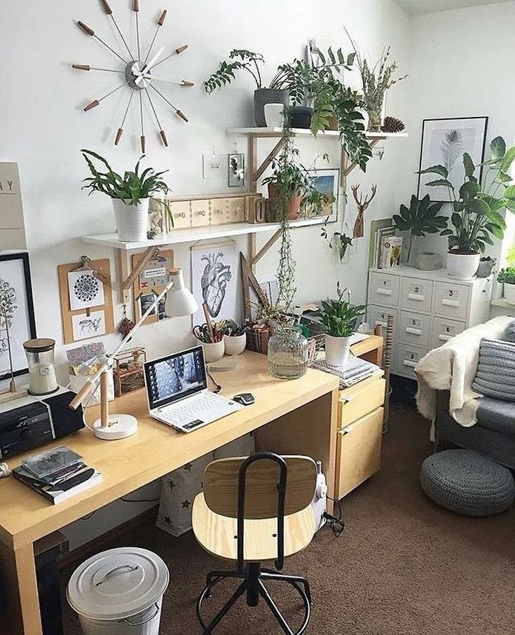 Bureau style japandi avec plantes vertes