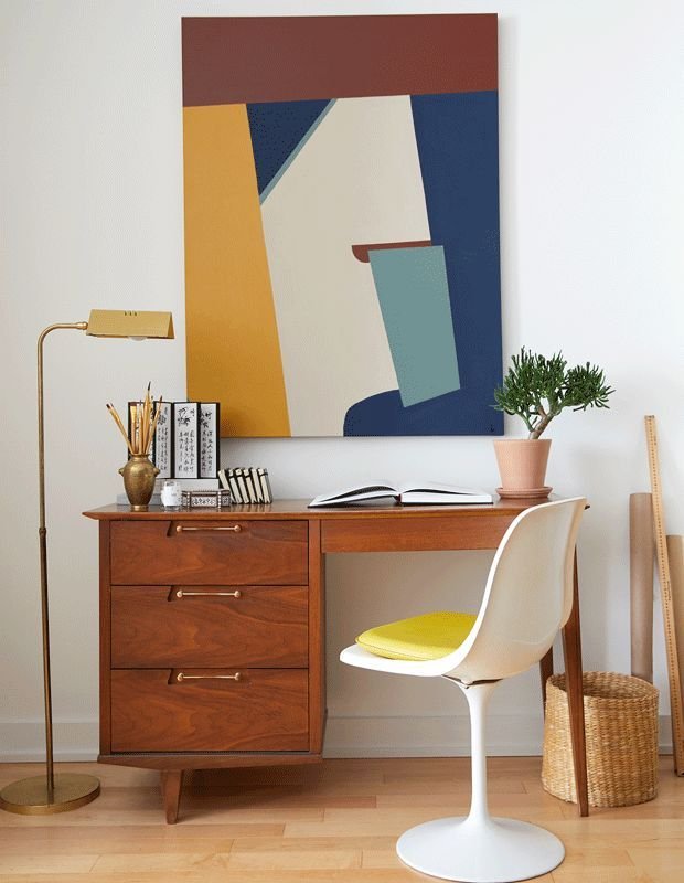 Bureau vintage avec chaise tulipe blanche et jaune