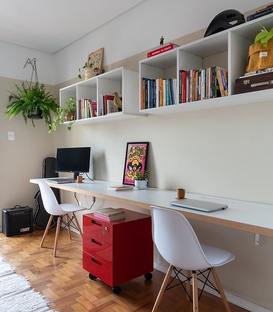 Deco bureau style zen avec plante suspendue blanc et bois