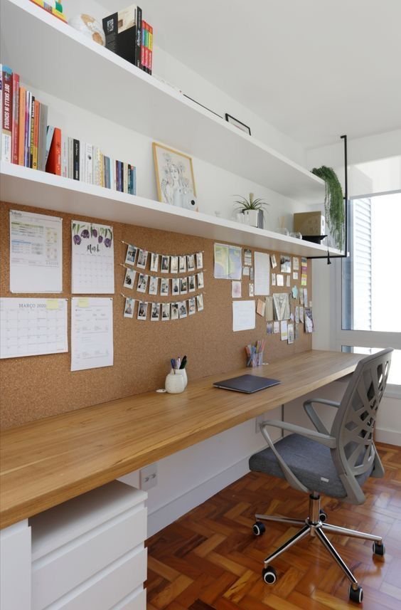 Deco bureau zen et creatif etageres et liege