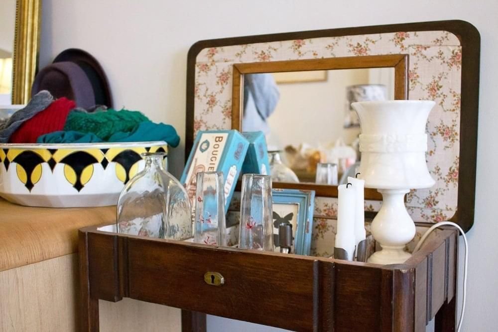Petite coiffeuse vintage avec fleurs