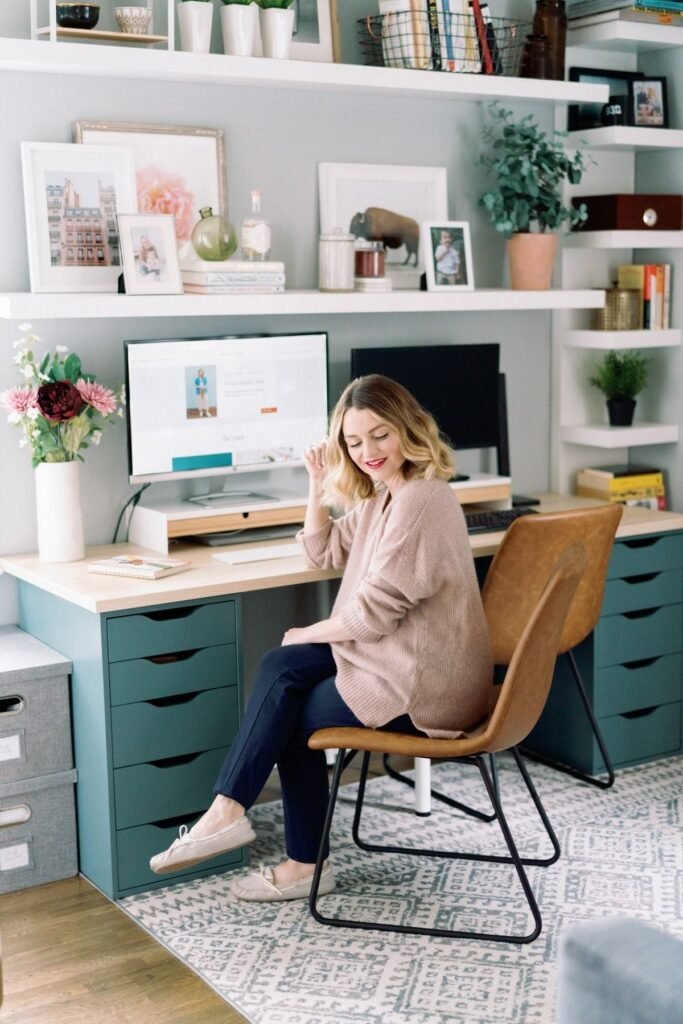 Piece bureau style scandinave coloree