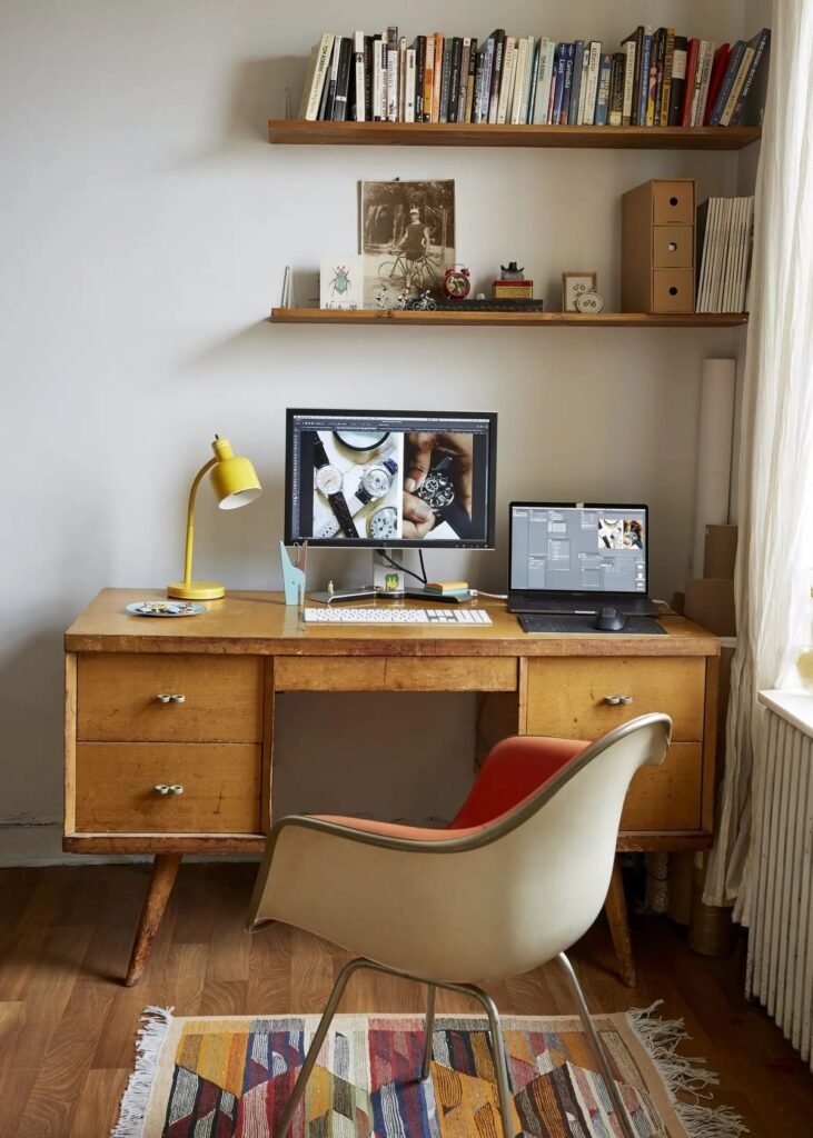 Piece bureau style scandinave vintage avec lampe jaune