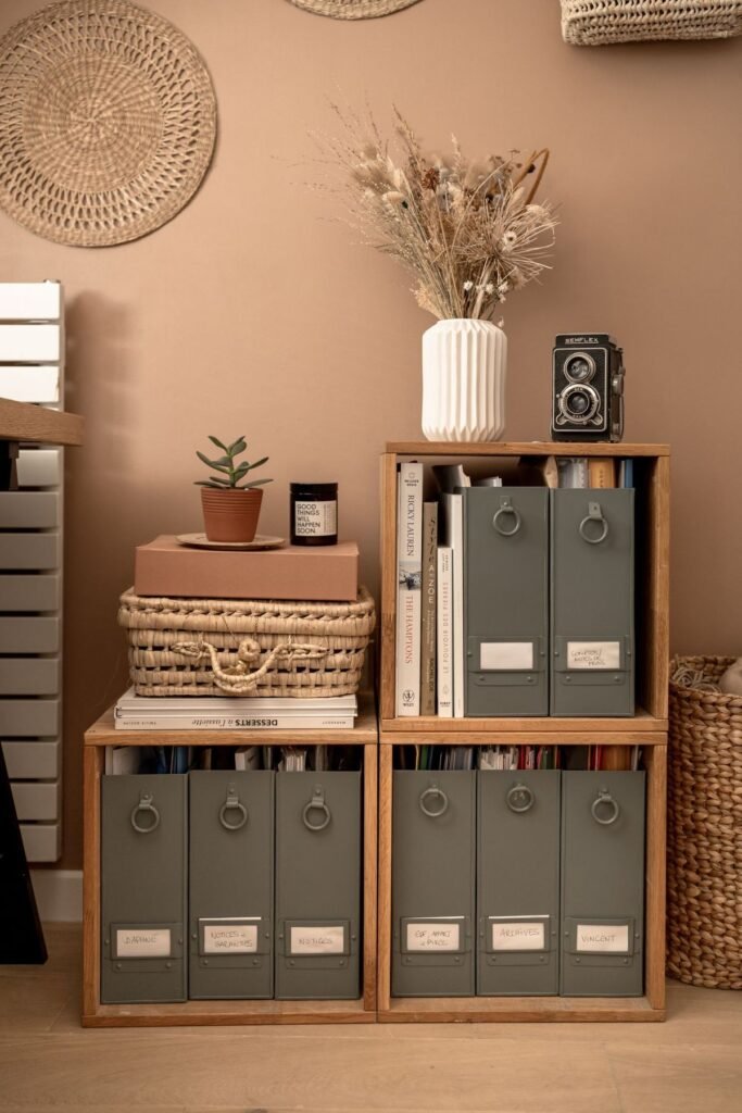 Rangements bureau avec etiquettes pour limiter le bazar