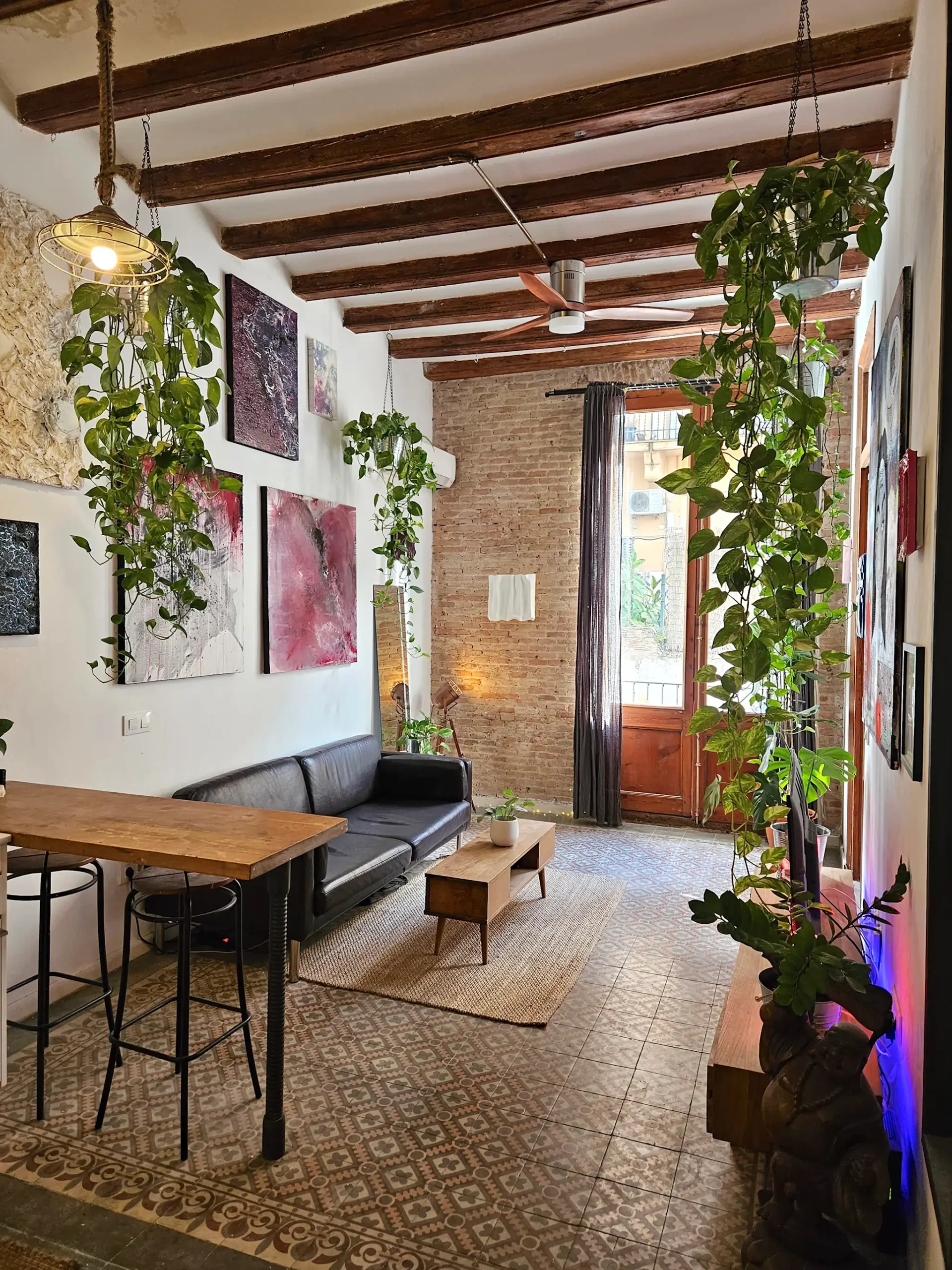 Appartement de Barcelone boheme avec poutre apparentes salon