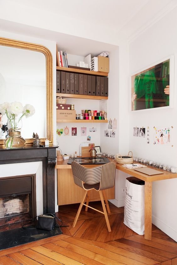 Bureau en L dans salon avec cheminee