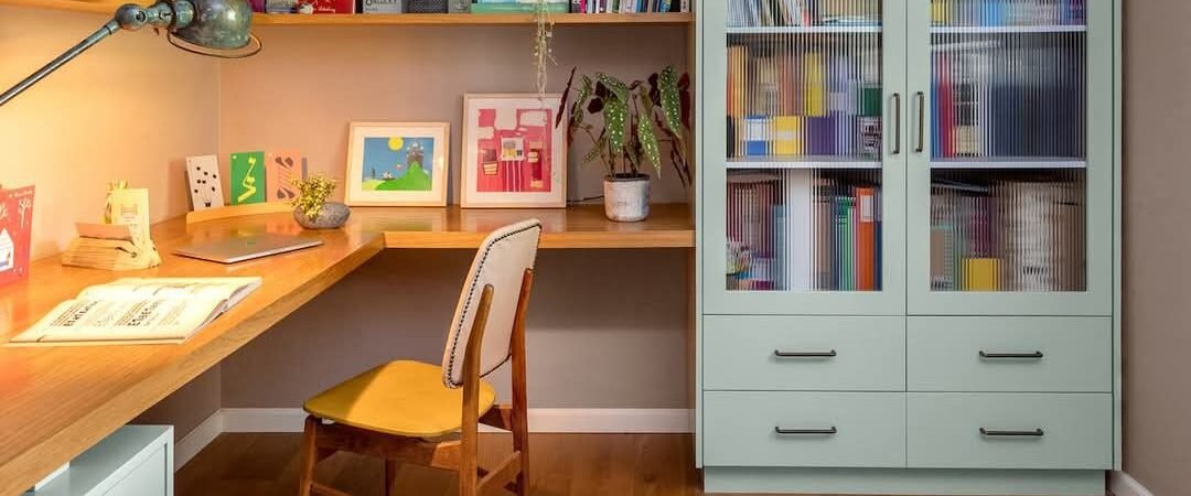 Bureau d’angle : 18 idées déco pour l’adopter chez vous !