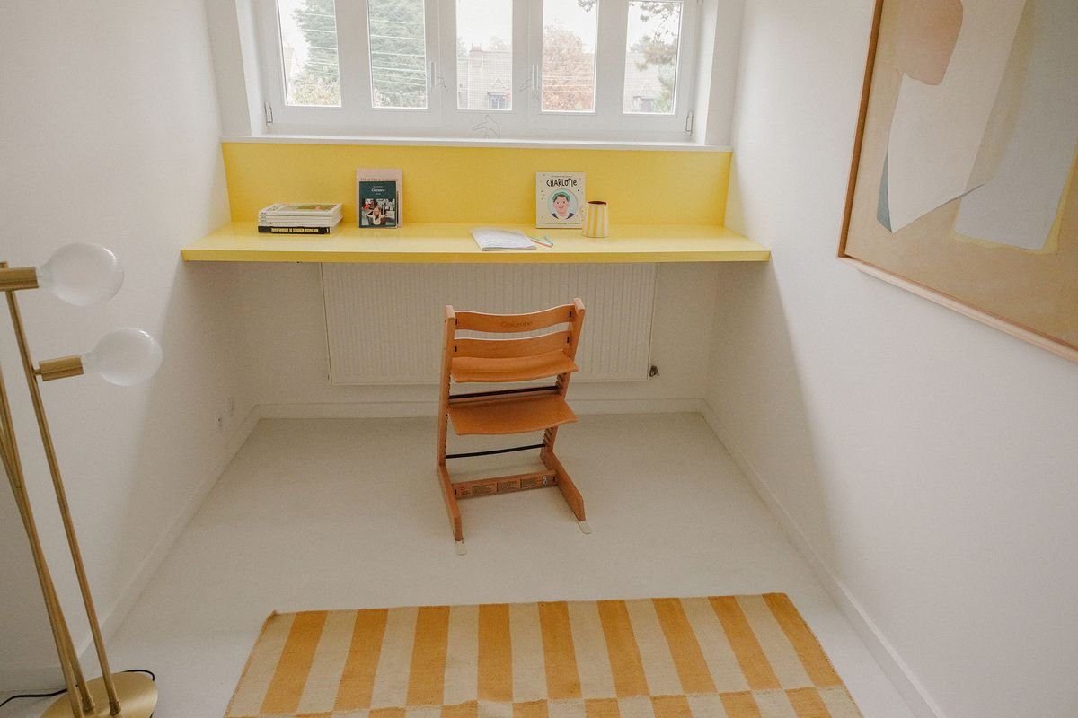 Bureau enfant BIY avec planche jaune inside closet