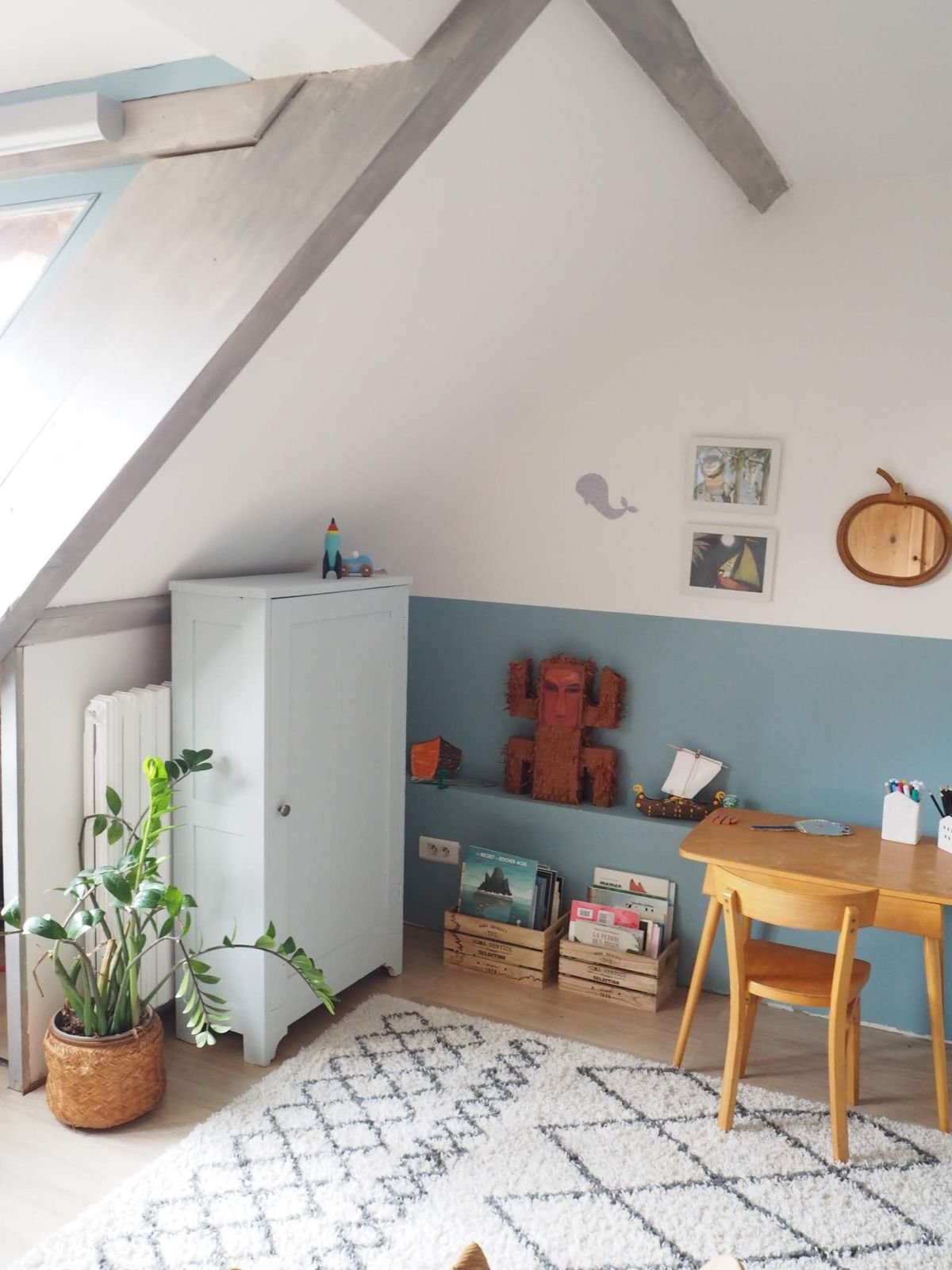 Bureau enfant en bois mur gris bleu hello blogzine