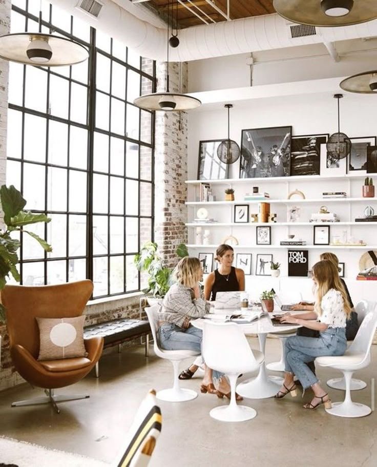 Bureau professionnel avec table et chaises tulipe style industriel