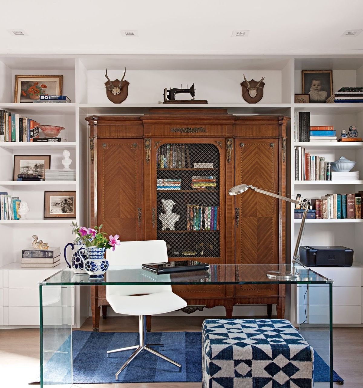 Comment décorer son bureau le style eclectique avec bureau transparent