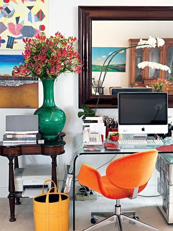 Comment décorer son bureau style eclectique avec chaise orange