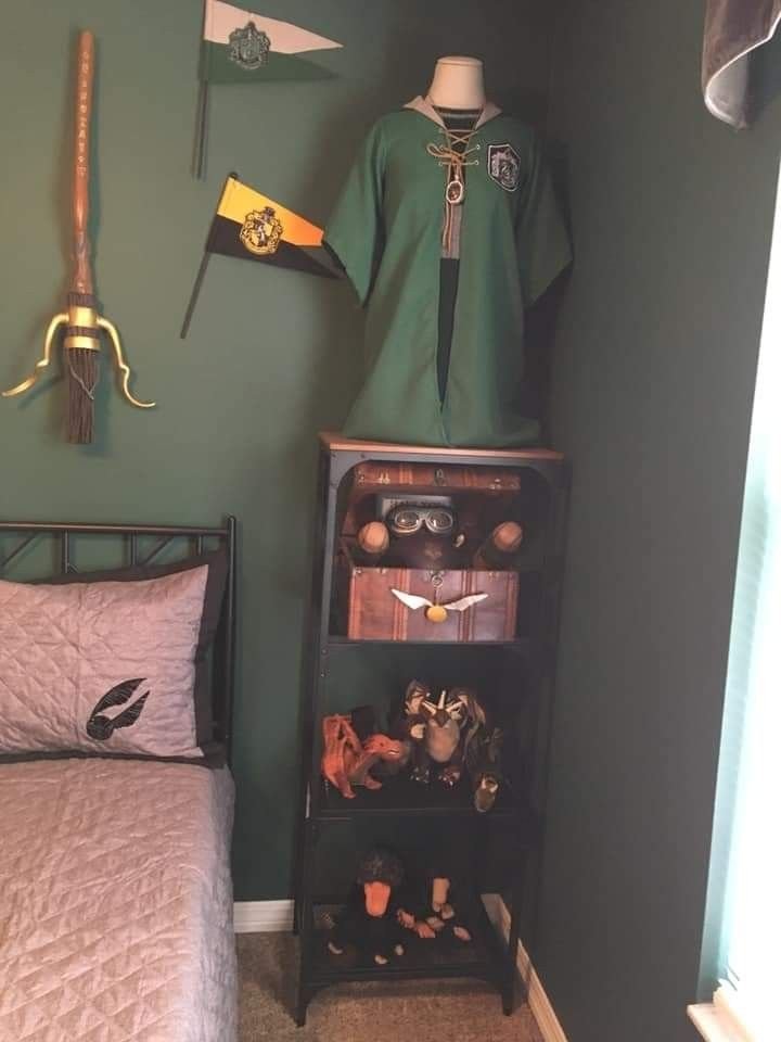 Deco chambre harry potter tete de lit et chevet serpentard