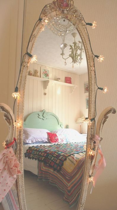 Deco chambre vintage ado cottagecore avec miroir retro