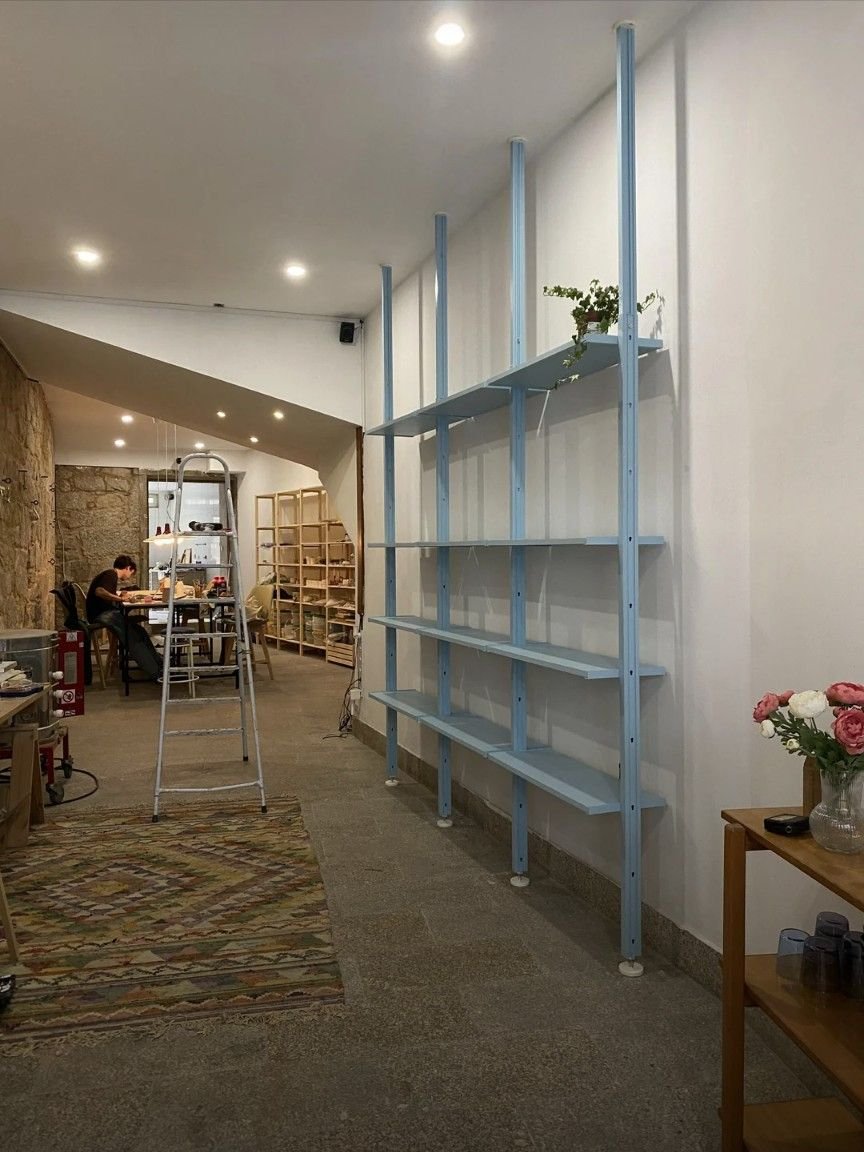 Decorer bureaux professionnel etagere repeinte en bleu