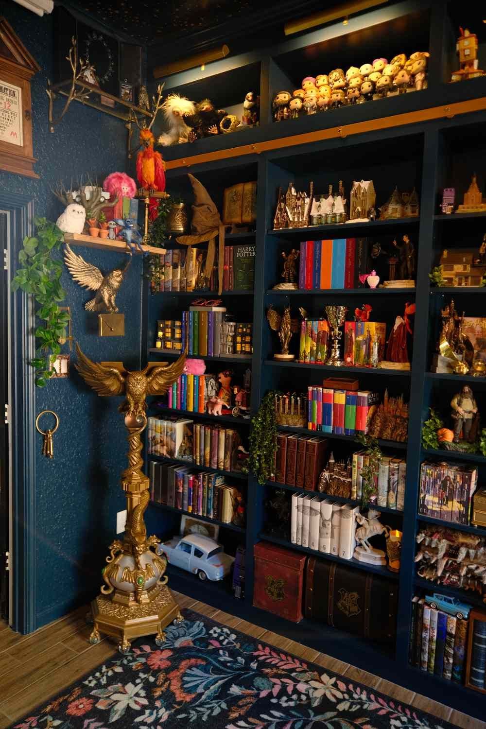 Etagere avec objets deco harry potter pour chambre ado