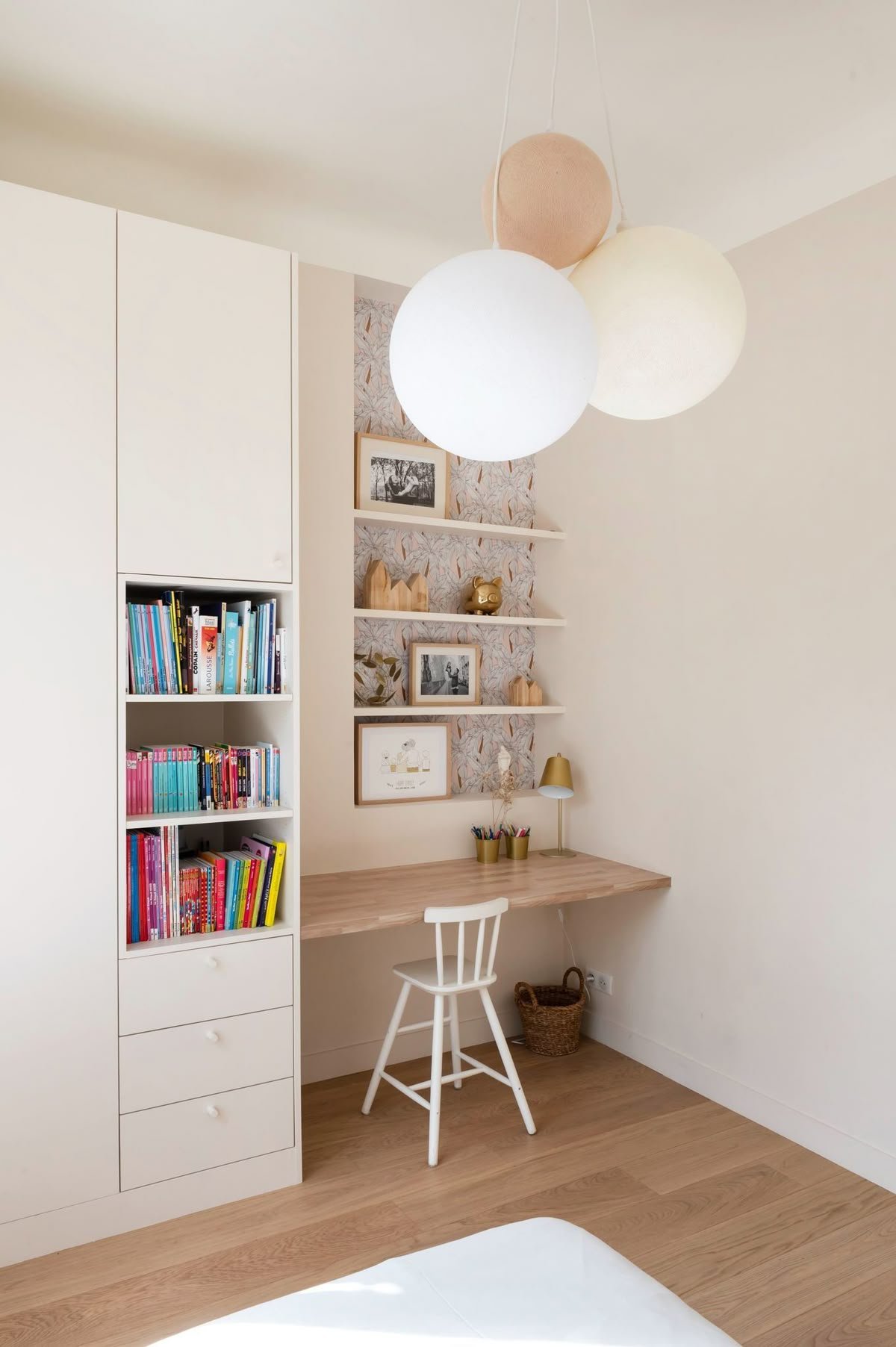 Idee bureau enfant suspendu cote maison