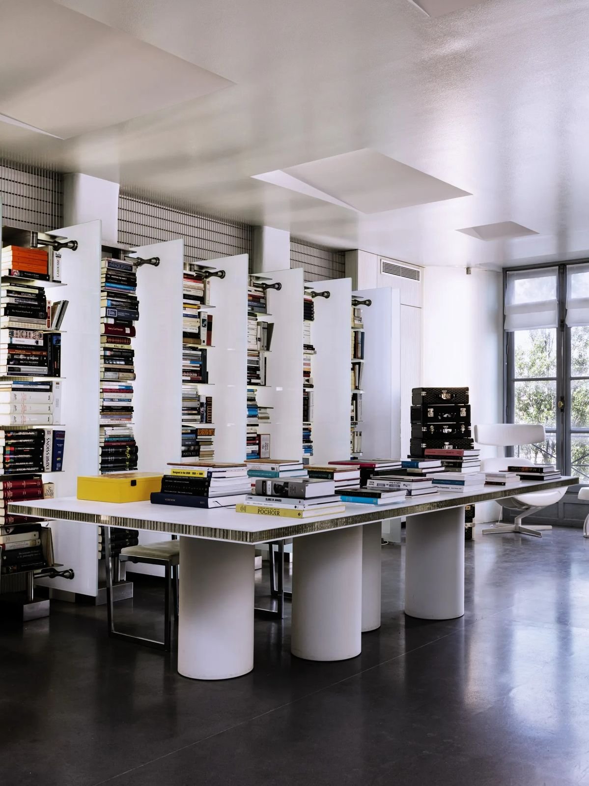 Idee deco bureau homme appartement parisien Karl Lagerfeld 