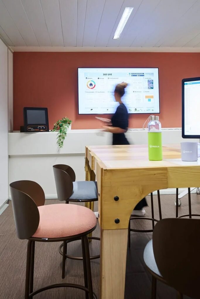 Idee deco bureau professionnel pan de mur rose