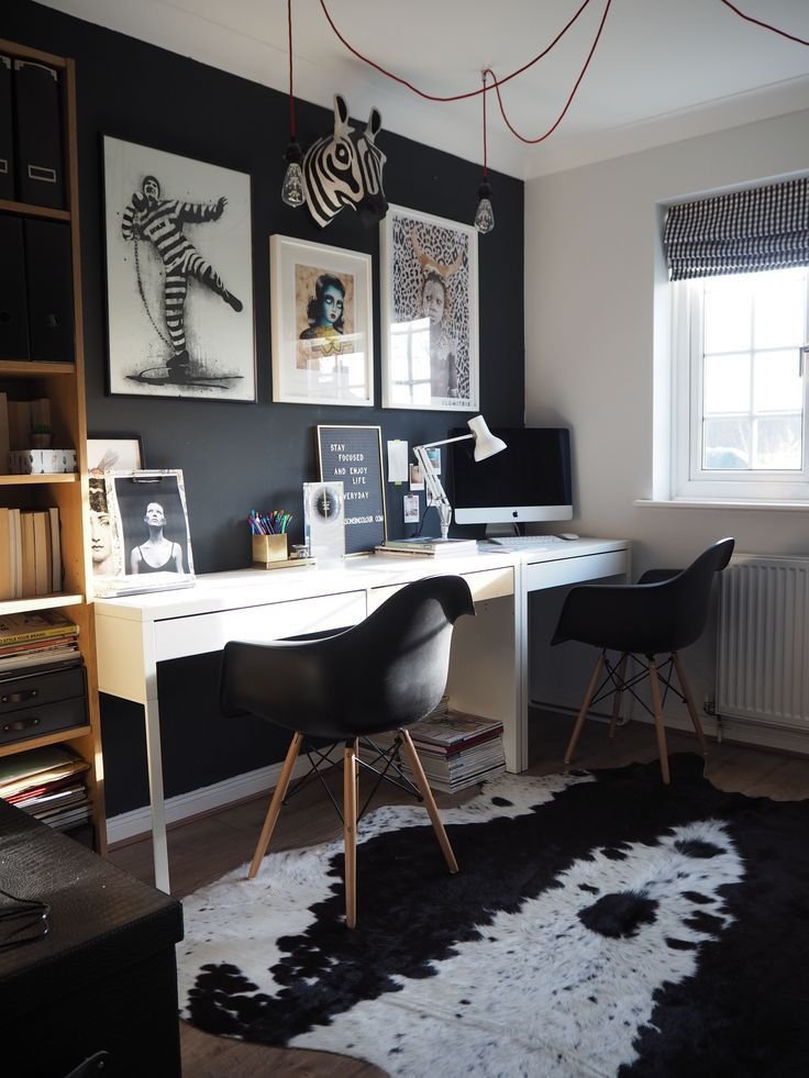 Bureau noir et blanc dans chambre ado