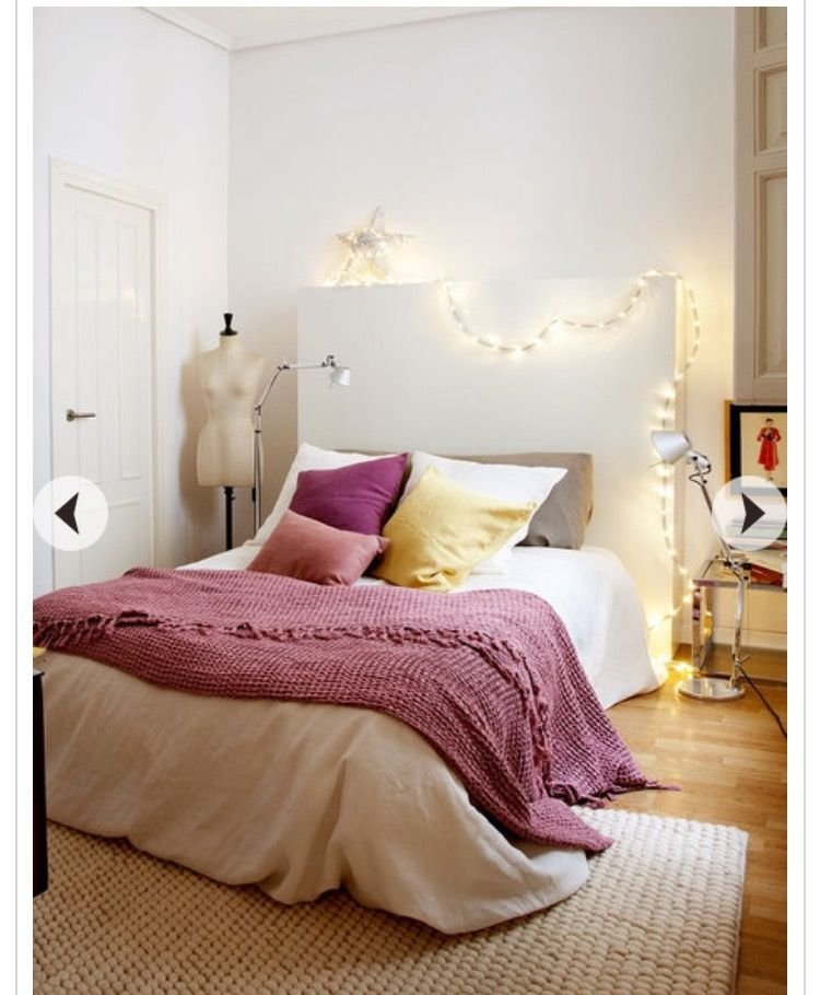 CHambre ado violet prune avec murs blancs