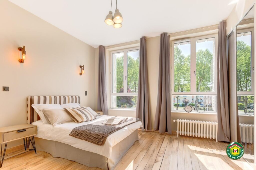 Chambre Arnaud classique chic le rhino raye