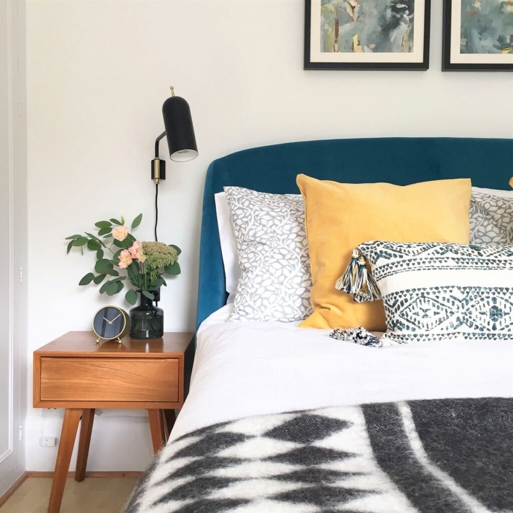 Chambre ado bleu canard et teintes neutres tete de lit bleue