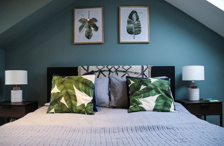 Chambre ado bleu canard sous pente bleu et blanc