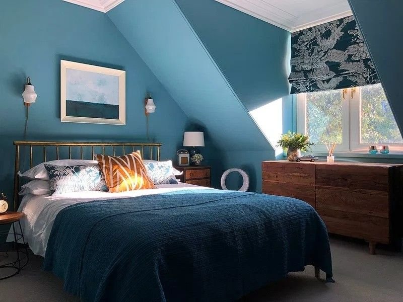 Chambre ado bleu canard sous pente