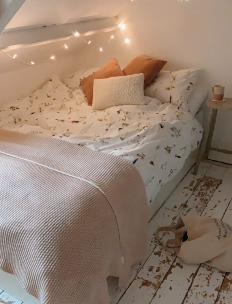 Chambre ado couleur pastel avec guirlande